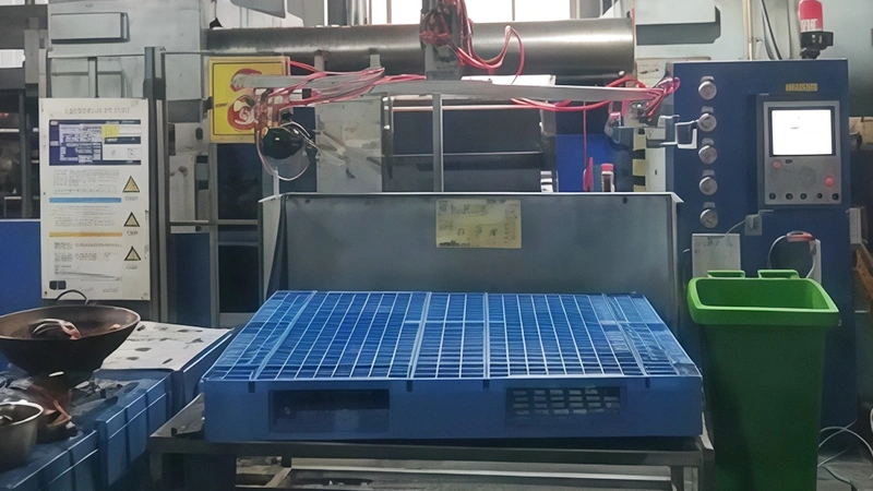 Three-Runner Plastic Pallet